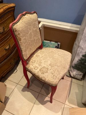 une chaise qui se trouve dans le coin d'une pièce
