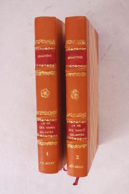deux livres posés l'un à côté de l'autre sur une table
