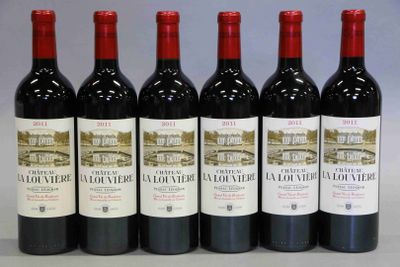 six bouteilles de vin rouge sont alignées sur une table