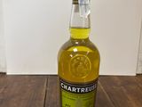 un gros plan sur une bouteille de whisky posée sur une table en bois