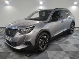 un SUV argenté garé sur un sol en damier dans un garage
