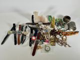 une pile de bijoux assortis sur une surface blanche