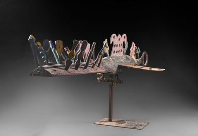une photo d'une sculpture représentant un oiseau posée sur un socle