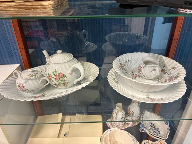 HAVILAND LIMOGES – Pièces en porcelaine de limoges à décor de gui...