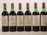 six bouteilles de vin sont alignées dans une rangée