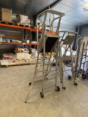 une échelle posée au milieu d'une pièce