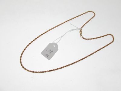 Gros plan sur un collier portant une étiquette