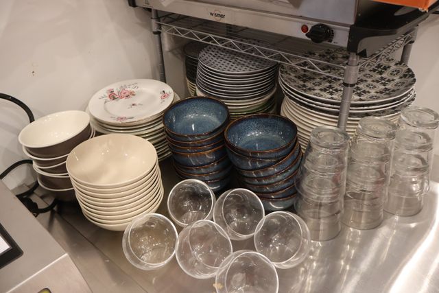 Vaisselle environ 40 assiettes dépareillées, verrerie blanche, bo...