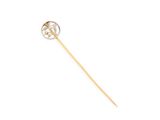 un gros plan d'une broche en or et diamants sur fond blanc