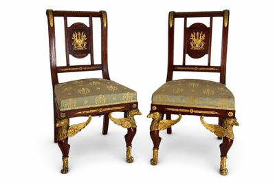 paire de chaises anciennes dont les assises sont recouvertes d'un tissu aux motifs dorés et verts