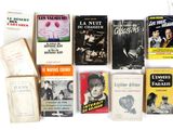 plusieurs livres sont alignés sur une surface blanche avec un fond blanc