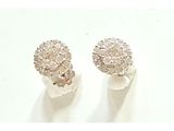paire de boucles d'oreilles en diamant sur fond blanc
