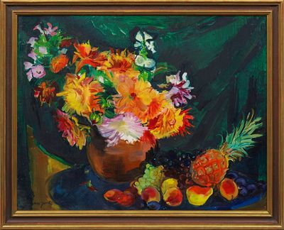 une peinture représentant un vase de fleurs et de fruits sur une table