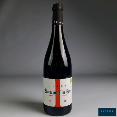 une bouteille de vin posée sur une table