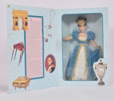 une photo d'une poupée dans une boîte sur laquelle figure la photo d'une femme