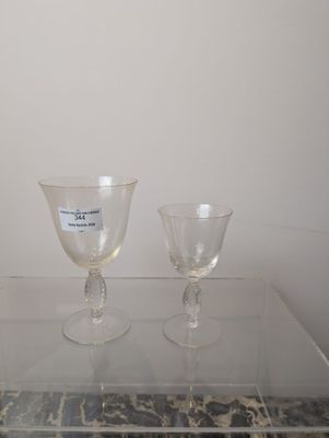 deux verres à vin vides posés sur une table en verre