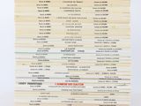 une pile de livres superposés sur une table