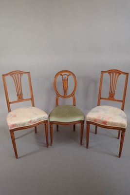 Paire de chaises en hêtre mouluré et sculpté à décor de file…