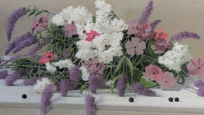 un tableau représentant un bouquet de fleurs posé sur une table