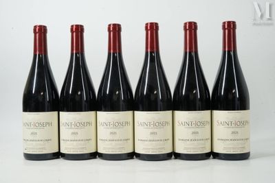 six bouteilles de vin sont alignées sur une table