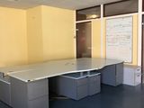 un bureau vide avec deux bureaux et un tableau blanc accroché au mur