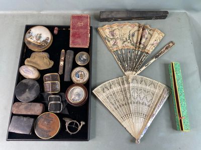 de nombreux objets différents posés sur une table