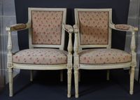 Paire de fauteuils en bois patiné, de style Louis XVI. (photo 3)