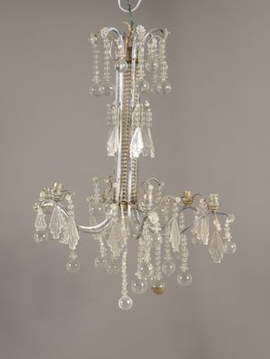 une image d'un lustre en cristal suspendu au plafond