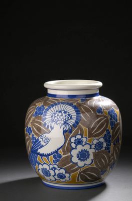 un vase bleu et blanc avec un oiseau dessus
