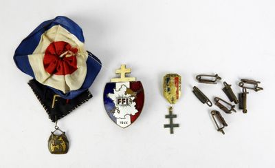 un grand nombre d'objets posés sur la table