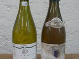 deux bouteilles de vin posées sur une table l'une à côté de l'autre