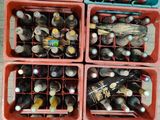 des bouteilles et des cuillères rangées dans des bacs en plastique empilés les uns sur les autres