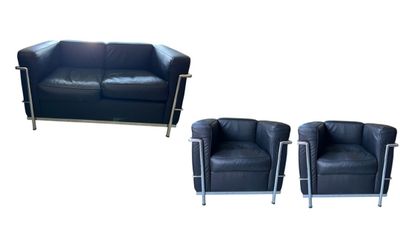 deux fauteuils en cuir noir et un canapé en cuir noir avec des pieds chromés