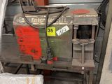 une machine posée sur une palette dans un entrepôt