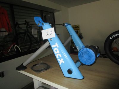 un home trainer bleu posé sur une table dans une pièce