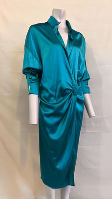 un mannequin portant une robe vert sarcelle nouée à la taille