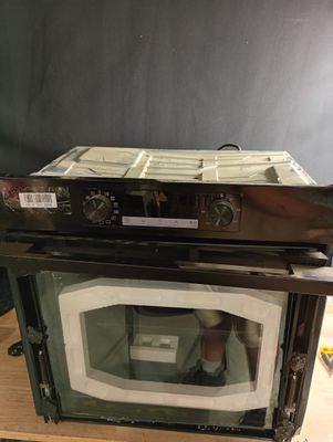 un micro-ondes posé sur une table en bois