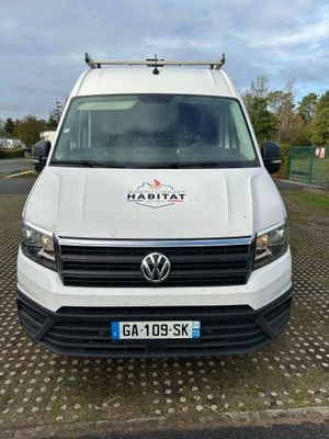 la camionnette blanche est garée sur le côté de la route