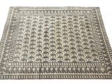 un tapis blanc et noir orné d'éléphants