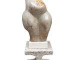 statue d'une femme assise sur un socle, sur fond blanc