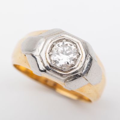 une image d'une bague sertie d'un diamant au centre
