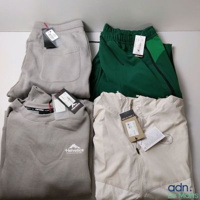 trois paires de pantalons de survêtement pour homme et une paire de pantalon de survêtement