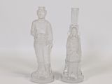 une paire de figurines en verre transparent représentant un homme et une femme