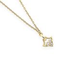 un collier en or avec un pendentif en forme de cœur serti d'un diamant, monté sur une chaîne