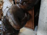 une statue représentant un bébé assis sur une table
