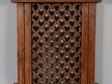 une vieille fenêtre en bois ornée d'un motif en treillis