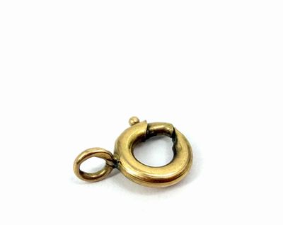 une image représentant une bague en métal plaqué or munie d'un fermoir
