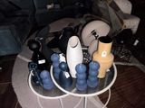 de nombreux vases de toutes sortes posés sur une table dans un salon