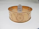 un bracelet en or orné d'un dragon