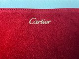 le nom d'un sac à main rouge figure sur un fond bleu